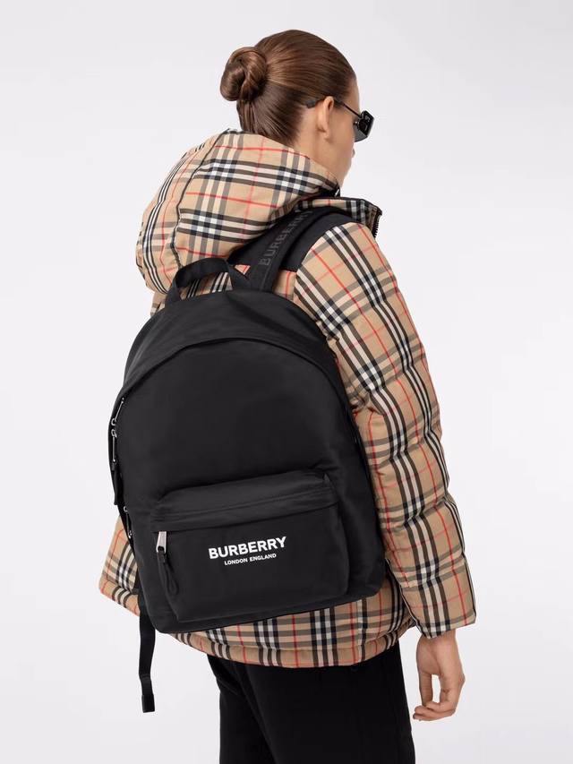巴宝莉burberry经典版双肩包编号 Bs003 黑色肩带搭配密织结构的尼龙防水布料 是时尚又实用的理想臻礼之选尺寸 30Cm42Cm13Cm