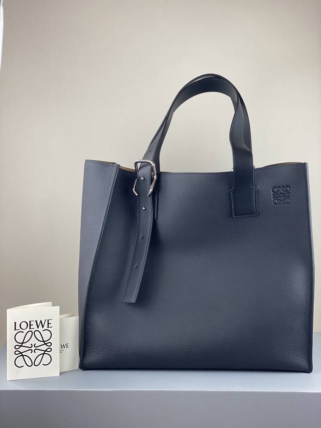 Loewe Buckle Tote手袋 深蓝 男仕黑色托特包 型號3050 宽大的容量和纤细的轮廓 扁平和不对称的双顶部手柄 饰有标志性的弧形开口搭扣 可通过链