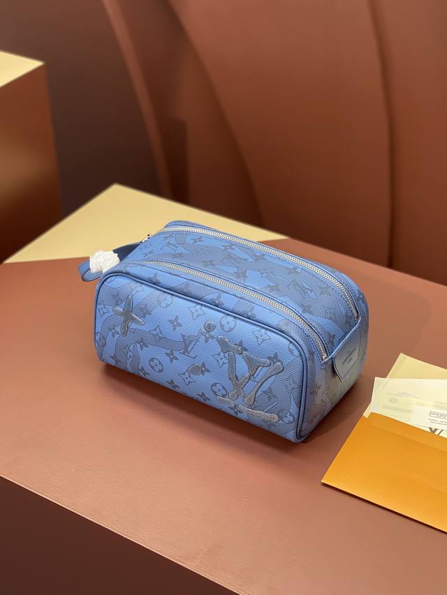 顶级原单升级版 Dopp Kit 盥洗袋 M82337滴胶蓝色 此款dopp Kit 盥洗袋选用 Monogram Aquagarden 帆布 以立体水滴效果重