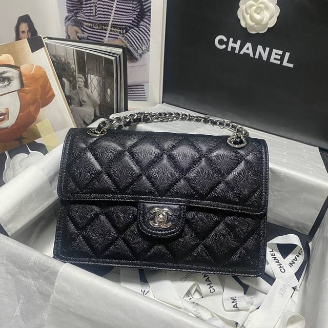 Chanel23C球纹口盖包 品质与颜值并存 上身很带感 整个包酷甜酷甜的 它有着香奶奶独特的logo超级酷的 长链条就很优雅甜美 球纹皮 耐磨耐造耐用 多种背