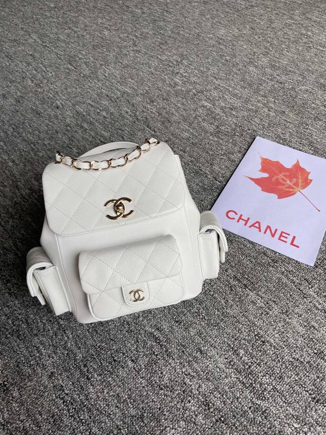 Chanel 23Kas4398小号 双肩小书包可可爱爱虽说初看真的很像炸药包 但是实物还是可可爱爱的 而且两边的小口袋也挺实用的 大小正好放下airpods