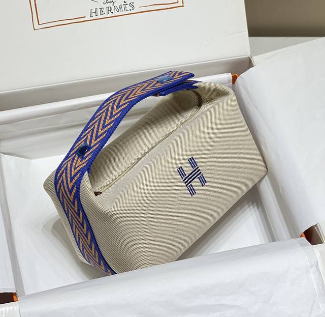 饭盒包 -- 官方名字叫作洗漱包 稍微加个丝巾就可以变成精致手拎包了 帆布的材质随性且休闲 容量感人 高级化妆包 还能变身toge包里的内胆包 25*21*14