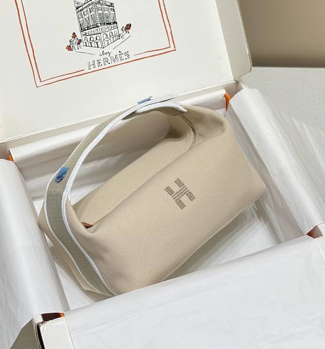 饭盒包 -- 官方名字叫作洗漱包 稍微加个丝巾就可以变成精致手拎包了 帆布的材质随性且休闲 容量感人 高级化妆包 还能变身toge包里的内胆包 25*21*14