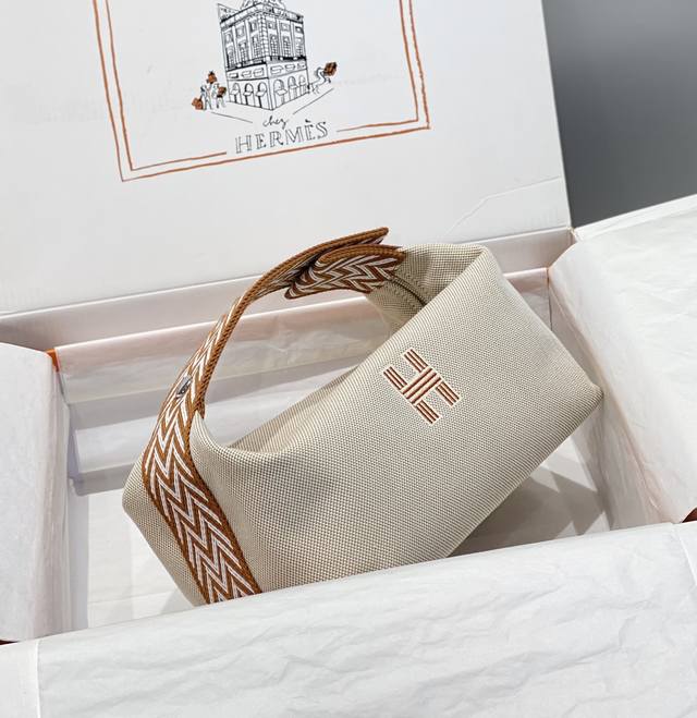 饭盒包 -- 国旗红 官方名字叫作洗漱包 稍微加个丝巾就可以变成精致手拎包了 帆布的材质随性且休闲 容量感人 高级化妆包 还能变身toge包里的内胆包 25*2