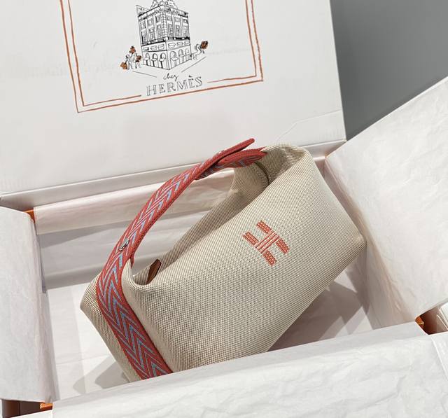 饭盒包 -- 国旗红 官方名字叫作洗漱包 稍微加个丝巾就可以变成精致手拎包了 帆布的材质随性且休闲 容量感人 高级化妆包 还能变身toge包里的内胆包 25*2