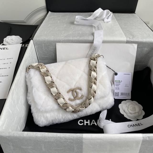 Chanel秋冬钻石羊毛as2 Fur Bag 口盖包 Bling Bling的 太喜欢了公主般的包包完全没有抵抗力 钻和毛毛的搭配绝了 名媛风 小仙女 尺寸