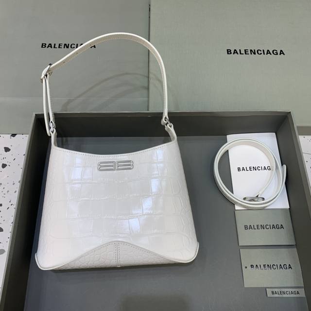 特价 Balenciag Xx Hobo腋下斜挎包 很有设计感的包型 流畅的线条 皮革与金属logo搭配 复古bb五金超有质感 非常高级非常有腔调 闭着眼睛入就