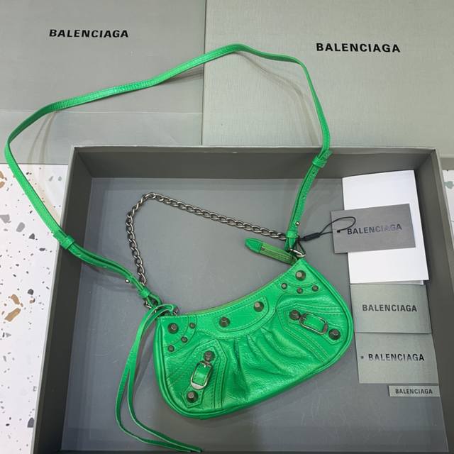 特价 迷你绿色 Balenciag* Le Cagole 迷你 真是太绝了 爆款半月牙腋下包 斜挎包 王炸bb新宠登场啦 在传统的机车包上做了改良 两种肩带 短