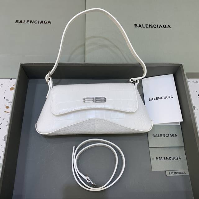 特价 Balenciag Xx系列腋下包 很有设计感的包型 流畅的线条 皮革与金属logo搭配 复古bb五金超有质感 非常高级非常有腔调 闭着眼睛入就是了 尺寸