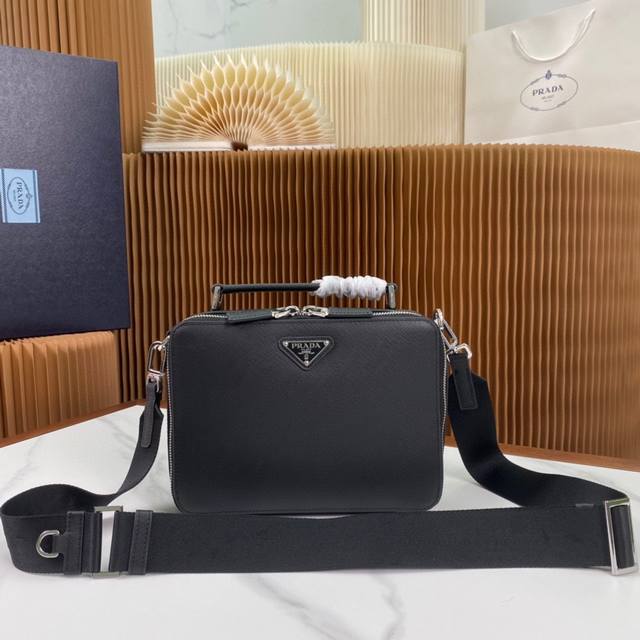 P家新款相机包2Vh069 这款brique手袋采用saffiano皮革打造 简约的线条彰显醒目的格调 标志性的saffiano皮革材质是华美的代名词和意大利传