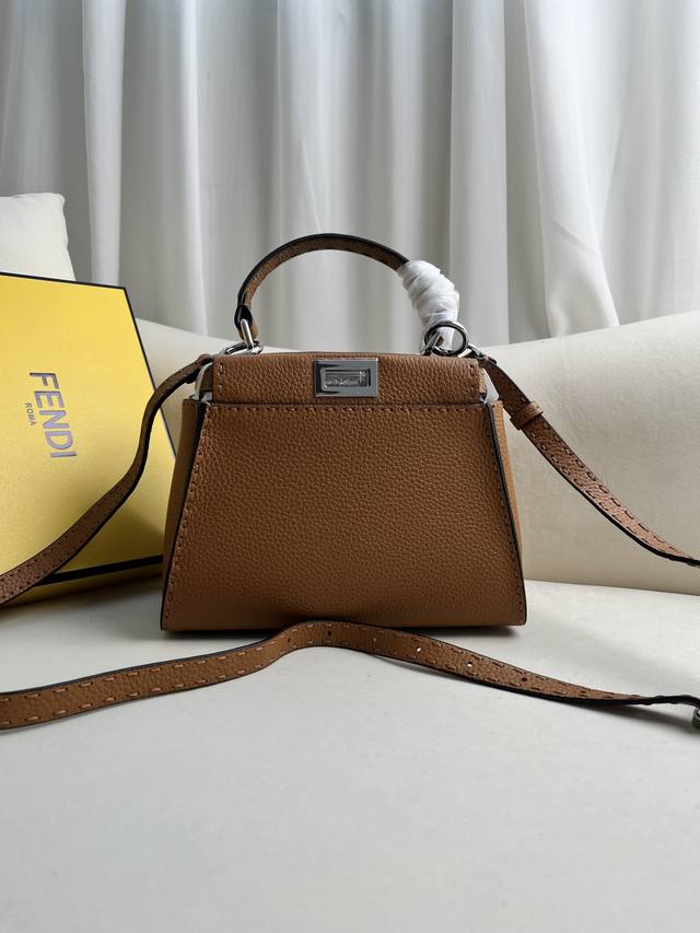 P棕色 Fendi Peekaboo 采用七层油边涂抹工艺配合手工缝制蜡线 皮纹清晰有质感 越用越柔软的t0Go 历经岁月之后更有味道 23-12-18 款号