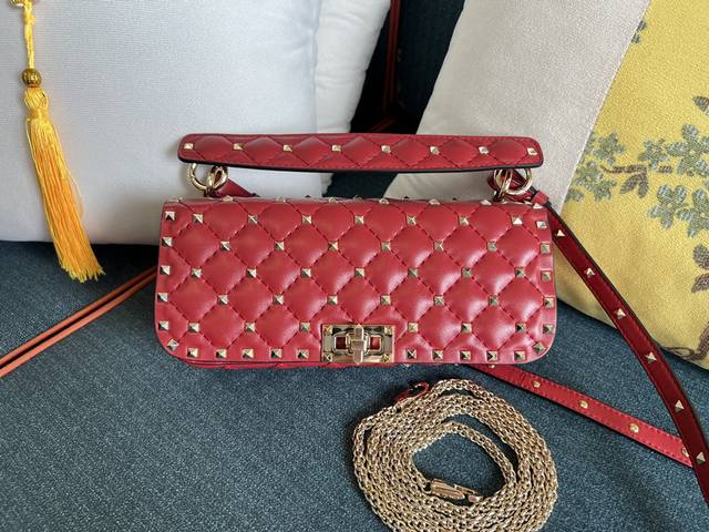 V家 新品 Rockstud Spike手袋 采用绗缝工艺 饰以小号铆钉 配有可调节可拆卸皮革肩带和一根可拆卸链条 可用作肩背包或手拿包 绗缝牛皮革 同色缝线缝