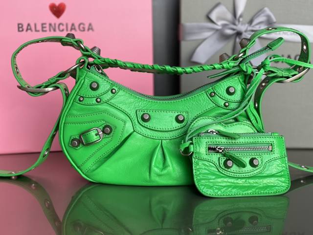 绿色出货 Balenciag Le Cagole半月牙腋下包饺子包 致敬经典机车包系列重磅新款王炸登场la 在传统的机车包上做了改良 可调节编织肩带附加孔眼和外