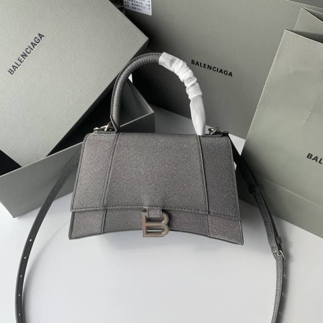 沙漏包满天星出货 出 你问们了n遍的沙包漏来la Balenciag本重季磅hourglass鳄鱼沙纹漏包 独特的标志弧性线形状造型具极辨识度 一眼就让人前眼一