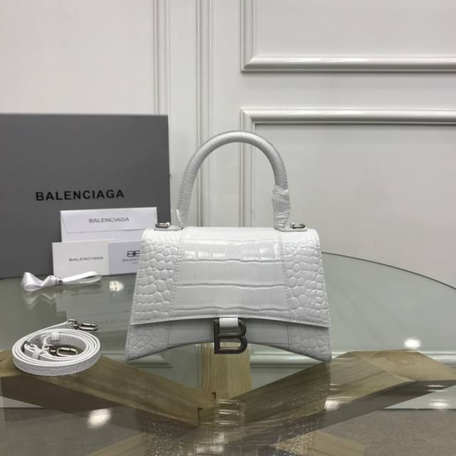 升级版 Balenciaga 巴黎世家 鳄鱼纹沙漏包 重磅来袭 让人眼前一亮的百搭爆款 鳄鱼纹压花小牛皮 沙漏造型 曲线包底 配可调可拆卸肩带 可手提 肩背或斜