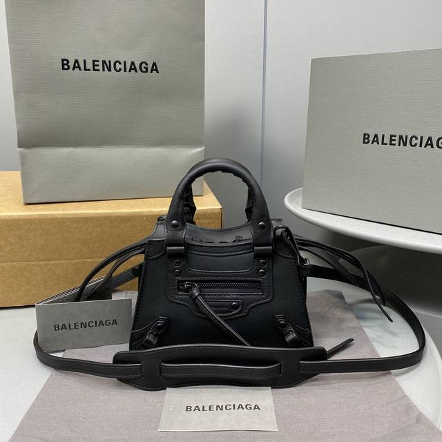 迷你平纹纯黑 出la 2020 Balenciag* Cuag 王炸系列秋冬新宠登场啦 全新的梯形设计的手袋 磨砂质感的金属配件 小巧精致的设计 各种背法且每个