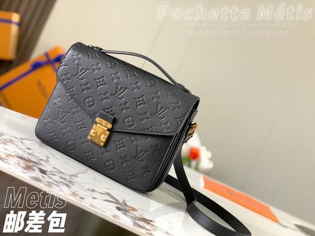 M41487 M40 此款pochette M tis以娇小身姿生动演绎优雅风格 选用柔软的monogram Empreinte皮革面料 紧致的包身中配有多个实