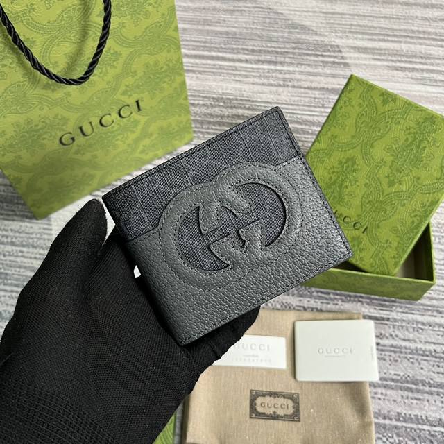 配全套包装 自20世纪60年代问世至今 标志性互扣式双g标识一直是gucci各个系列不可或缺的设计元素 该标识源自品牌创始人guccio Gucci先生的姓名首