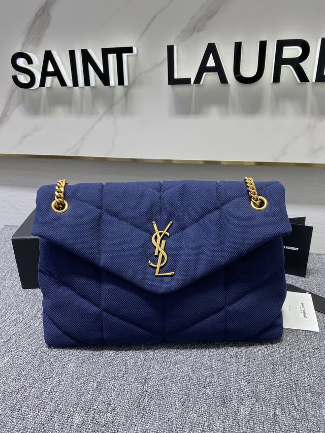 Saint Laurent 新款lou Lou 新款帆布云朵包 料每个细节都非常完美 搭配金色logo和金色链条 让包包整体看上去非常洋气尺寸35X23X13