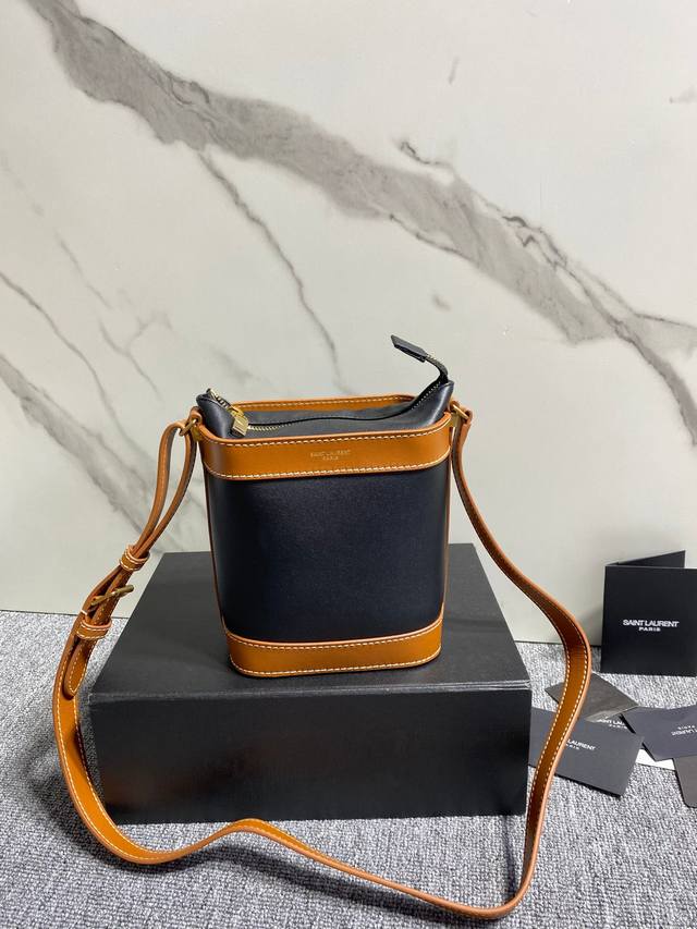 Ysl 秋冬新品 小方包彩用的是box Leather顶级牛皮 包整体设计干净低调 包的肩带可以调节长短 可以斜挎 独特带有潇洒的自由感日常穿搭 编码 7108