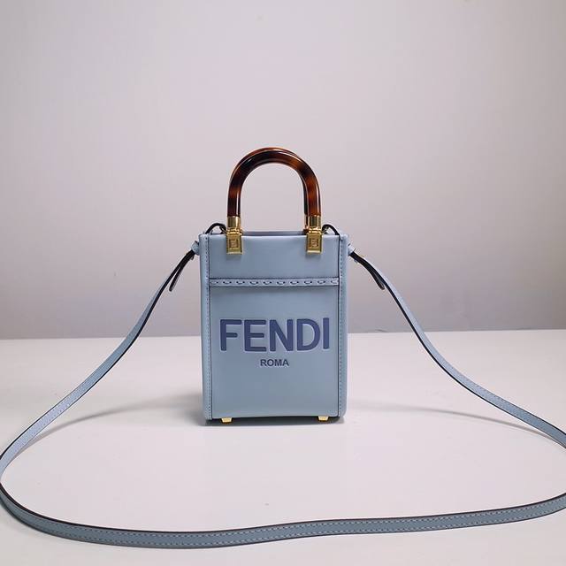 Fendi芬迪 新品 Sunshine皮革迷你手提袋 饰有烫印fendi Roma字样 和玳瑁效果硬质有机玻璃提手 配备带衬里内部隔层 点缀同色系皮革饰边和金色