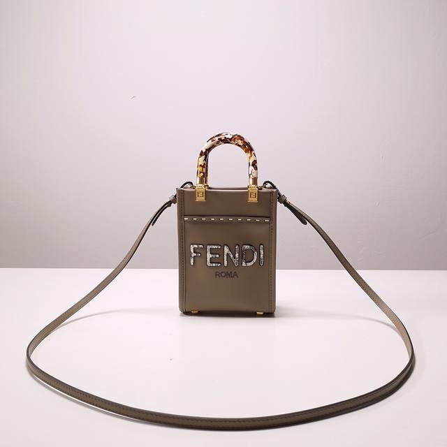 Fendi芬迪 新品 Sunshine灰色皮革迷你手提袋 饰有蟒蛇纹印花蛇皮烫印fendi Roma字样 和玳瑁效果硬质有机玻璃提手 配备带衬里内部隔层 点缀同