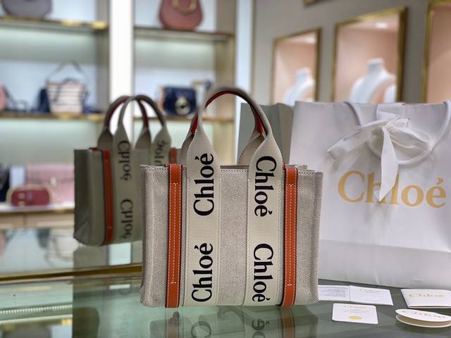 小号 Chloe克洛伊 新品 Woody Tote Bag 在社群掀起极高讨论度的帆布包 主要原因除了款式美之外 更应容量能装 超高cp值等等优点 让这款帆布包