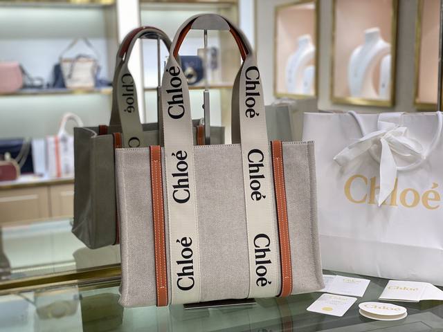 中号 Chloe克洛伊 新品 Woody Tote Bag 在社群掀起极高讨论度的帆布包 主要原因除了款式美之外 更应容量能装 超高cp值等等优点 让这款帆布包