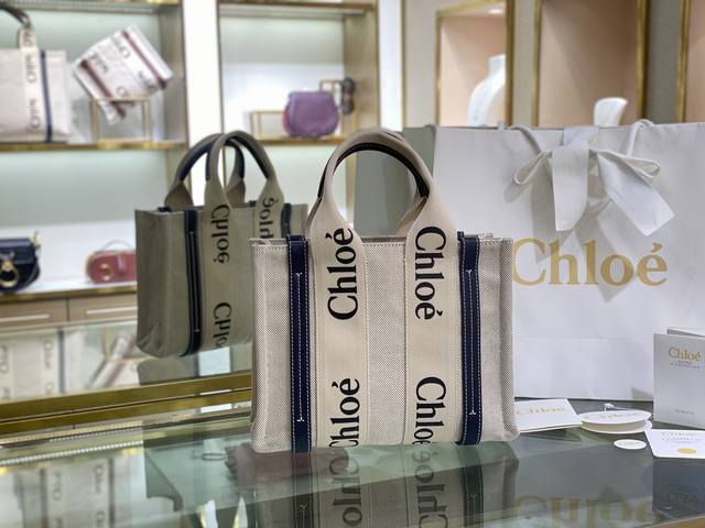 小号 Chloe克洛伊 新品 Woody Tote Bag 在社群掀起极高讨论度的帆布包 主要原因除了款式美之外 更应容量能装 超高cp值等等优点 让这款帆布包