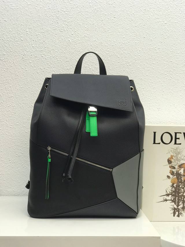 拼色 Loewe罗意威 爆款 Puzzle Backpack男款系列 超大容量 立方体造型独特创新 精确剪裁营造出体积感 触感舒适 极为实用 这款时尚双肩包可双
