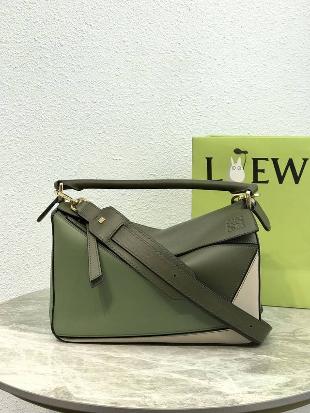 中号 Loewe罗意威 经典爆款 Puzzle 几何包中号 专柜同步最新做法 接口 内里托全皮 拼接宽肩带 底部钉 采用进口西班牙小牛皮摸上去温柔又舒适 皮料精