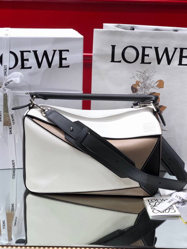 中号 Loewe罗意威 经典爆款 Puzzle 几何包中号 专柜同步最新做法 接口 内里托全皮 拼接宽肩带 底部钉 采用进口西班牙小牛皮摸上去温柔又舒适 皮料精