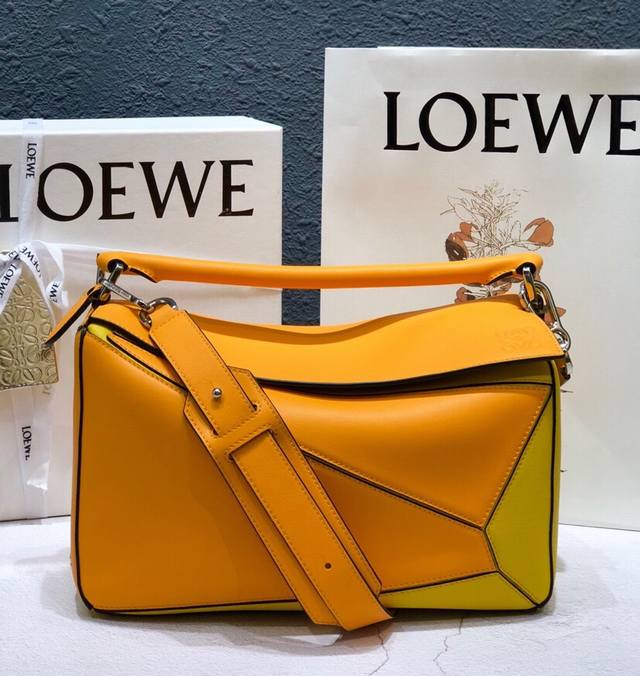 中号 Loewe罗意威 经典爆款 Puzzle 几何包中号 专柜同步最新做法 接口 内里托全皮 拼接宽肩带 底部钉 采用进口西班牙小牛皮摸上去温柔又舒适 皮料精