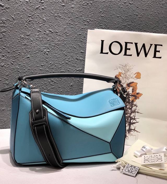 中号 Loewe罗意威 经典爆款 Puzzle 几何包中号 专柜同步最新做法 接口 内里托全皮 拼接宽肩带 底部钉 采用进口西班牙小牛皮摸上去温柔又舒适 皮料精