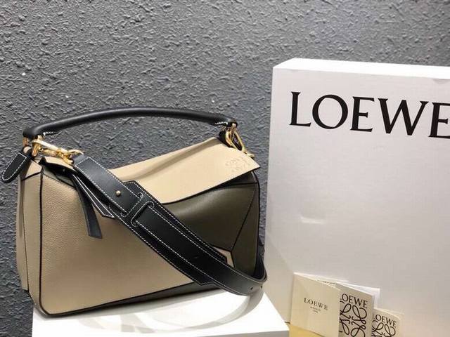 中号 Loewe罗意威 经典爆款 Puzzle 几何包中号 专柜同步最新做法 接口 内里托全皮 拼接宽肩带 底部钉 采用进口西班牙小牛皮摸上去温柔又舒适 皮料精