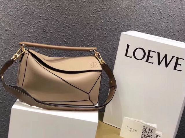 中号 Loewe罗意威 经典爆款 Puzzle 几何包中号 专柜同步最新做法 接口 内里托全皮 拼接宽肩带 底部钉 采用进口西班牙小牛皮摸上去温柔又舒适 皮料精