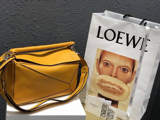 中号 Loewe罗意威 经典爆款 Puzzle 几何包中号 专柜同步最新做法 接口 内里托全皮 拼接宽肩带 底部钉 采用进口西班牙小牛皮摸上去温柔又舒适 皮料精