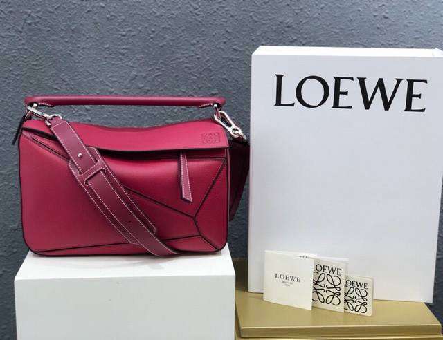 中号 Loewe罗意威 经典爆款 Puzzle 几何包中号 专柜同步最新做法 接口 内里托全皮 拼接宽肩带 底部钉 采用进口西班牙小牛皮摸上去温柔又舒适 皮料精