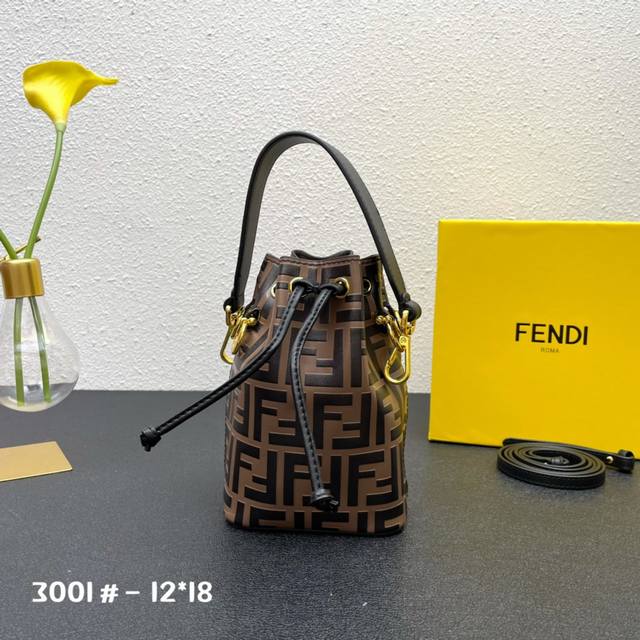 原版配盒子 Fend 小水桶包来囖 受众多明星喜爱 网红主播青睐 芬迪 Fendi 最受欢迎小 Mini 水桶包 最近大热的双f元素 牛皮彩印压花 原版五金 品