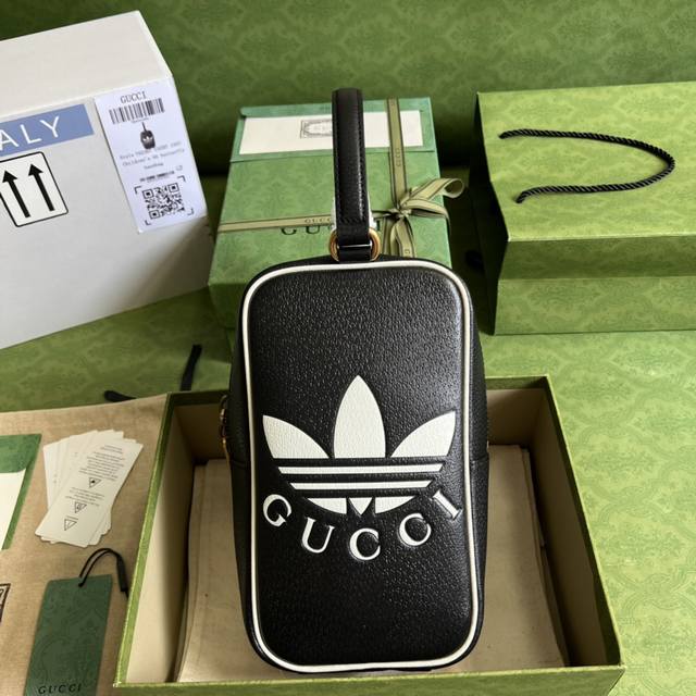 配全套原厂绿盒包装 作为ad Gg联名系列之一 5系列迷你手拧包手袋饰有trefoil印花 融汇两个品牌丰富且历史悠久的典藏元素 Adidasx Gucci联名