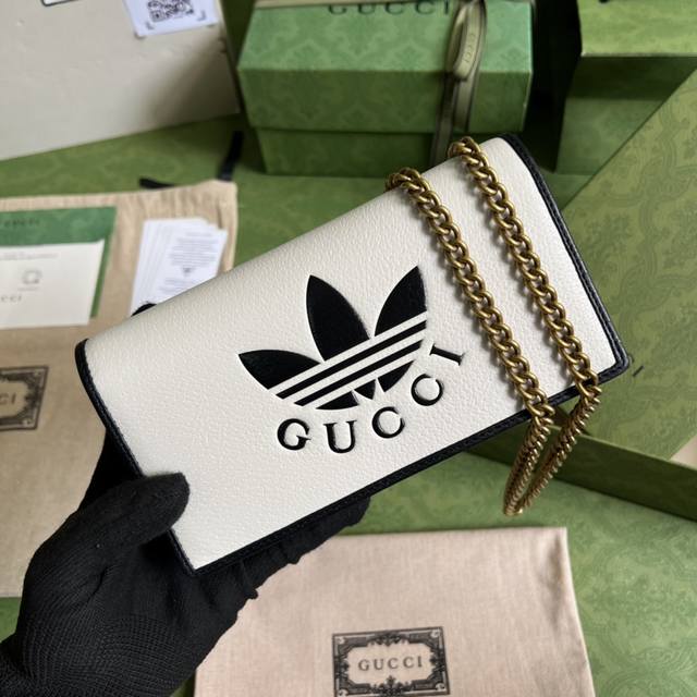 配全套原厂绿盒包装 作为ad Gg联名系列之一 5系列链条包手袋饰有trefoil印花 融汇两个品牌丰富且历史悠久的典藏元素 Adidasx Gucci联名系列