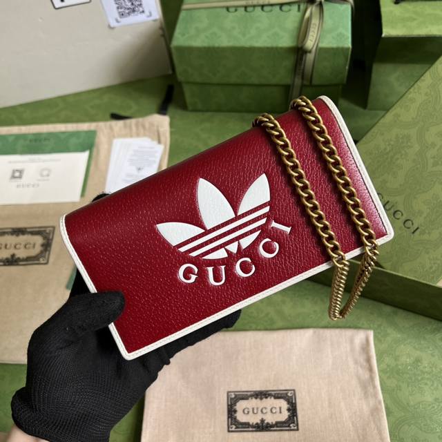 配全套原厂绿盒包装 作为ad Gg联名系列之一 5系列链条包手袋饰有trefoil印花 融汇两个品牌丰富且历史悠久的典藏元素 Adidasx Gucci联名系列