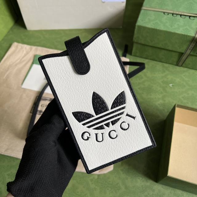 配全套原厂绿盒包装 作为ad Gg联名系列之一 5系列迷你斜挎包手袋饰有trefoil印花 融汇两个品牌丰富且历史悠久的典藏元素 Adidasx Gucci联名