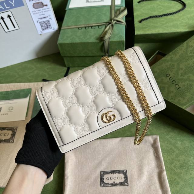 配全套原厂绿盒包装 Gg Matelass 链条包 绗缝皮革以柔软质感诠释品牌标志性材质 富有纹理感的几何图案生动演绎包括这款白色链条包在内的多款小号皮革配饰