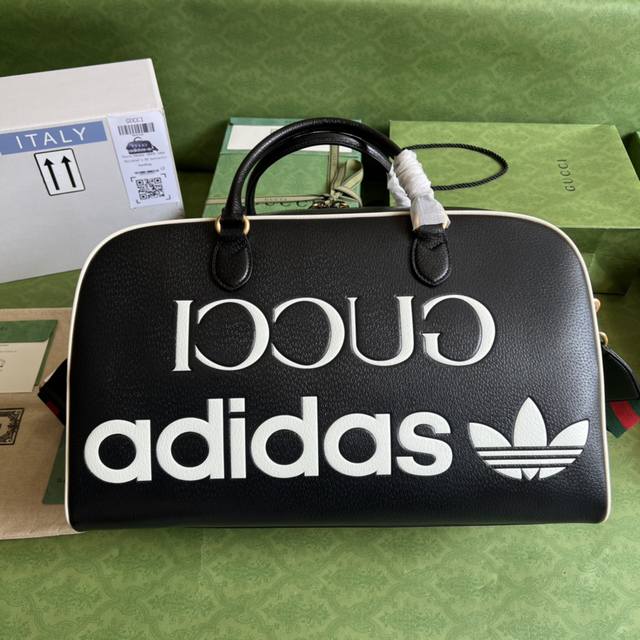 配全套原厂绿色礼品袋 Adidas X Gucci联名系列大号旅行包 作为adidas X Gucci联名系列之一 这款大号旅行包饰有 Gucci Adidas
