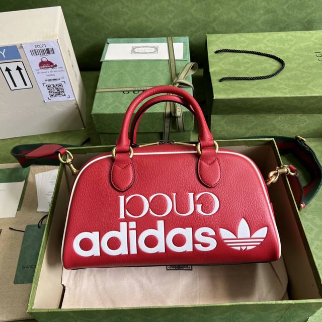 配全套原厂绿盒包装 Adidas X Gucci联名系列迷你旅行包 作为adidas X Gucci联名系列之一 这款迷你旅行包饰有 Gucci Adidas