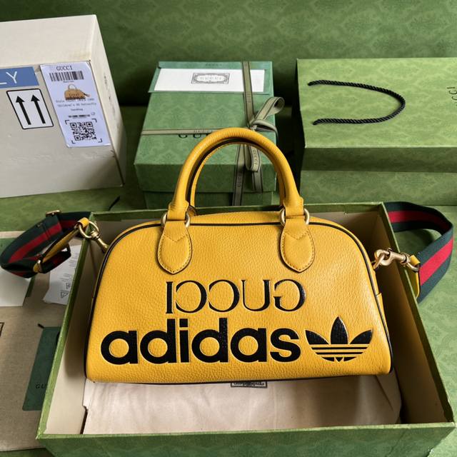 配全套原厂绿盒包装 Adidas X Gucci联名系列迷你旅行包 作为adidas X Gucci联名系列之一 这款迷你旅行包饰有 Gucci Adidas