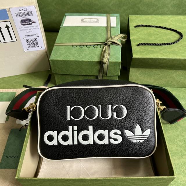 配全套原厂绿盒包装 作为ad Gg联名系列之一 斜挎相机包手袋饰有trefoil印花 融汇两个品牌丰富且历史悠久的典藏元素 Adidasx Gucci联名系列在