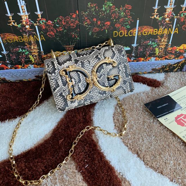 Dolce Gabbana 杜嘉班纳 顶级原单 细腻手工制造 系列斜挎包 采用进口原材料 正面点缀树脂底镀真金dg徽标 正面翻盖采用隐藏式磁扣开合 固定电镀钌链