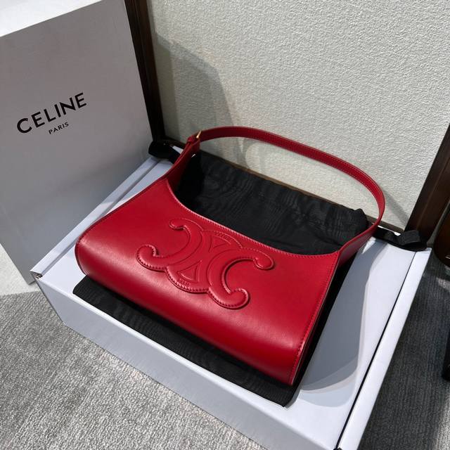 Celine 2022春夏新品出货 新款腋下包简直不要把气质拿捏得妥妥的 时髦精不可错过的款式非常精致大气还有一点就是高矮个子都可以驾驭 主要牛皮也很耐用哦 内